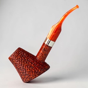 Op de afbeelding: Een witte keramische mok met een zwart handvat en de tekst "But First, Coffee" in een zwarte, vette letter. De mok staat op een houten oppervlak.