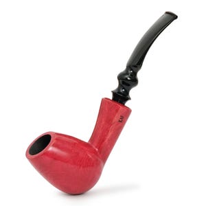 Op de afbeelding: Een rode tabakspijp met een zwarte steel en mondstuk. De pijp heeft een gebogen ontwerp en de tekst "KAF" is zichtbaar aan de zijkant. De pijp is gemaakt van hout en heeft een gladde afwerking.