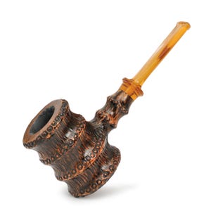 Op de afbeelding: Een bruine en oranje tabakspijp met een decoratief, gestructureerd ontwerp. De pijp heeft een ketel, een steel en een mondstuk. De ketel is donkerbruin en de steel en het mondstuk zijn lichtoranje. De pijp is iets naar links gekanteld.