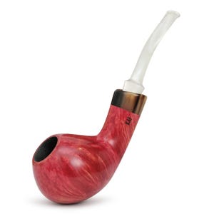Pode incluir: Um cachimbo de tabaco vermelho e castanho com um design curvo. O cachimbo tem um bocal transparente e curvo e uma piteira escura. O nome da marca "KAF" é visível na lateral do cachimbo.