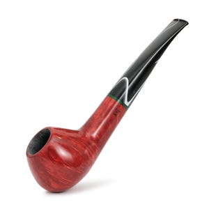 Pode incluir: Um cachimbo de tabaco vermelho e preto com uma haste curva. A tigela é de um vermelho profundo com grão de madeira, e a haste é preta com detalhes brancos. O cachimbo tem uma faixa verde perto da base da haste e as iniciais "KAF".