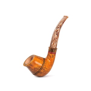 Op de afbeelding: Een gebogen tabakspijp met een lichtbruine ketel en een gemarmerde steel. De ketel heeft donkere banden en de steel is een werveling van bruin en crème. Een rode band accentueert de basis van de steel. De pijp staat tegen een witte achtergrond.