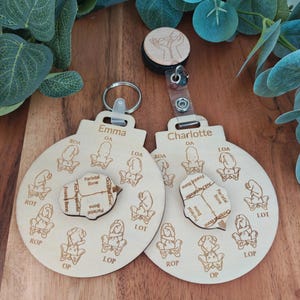 Personalised Position wheel (wood diameter 8cm) with ring, lobster clasp or retractable reel gift for midwife, student midwife