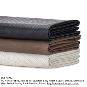 Könnte beinhalten: Drei gefaltete Stoffstücke in Schwarz, Braun und Creme. Der Stoff hat eine strukturierte, gepunktete Oberfläche. Der Text auf dem Bild lautet: "Ref: 10774 PU Aertex Stoff, verkauft als Fat Quarters & Pro Meter. Geschmeidig, robust, halbmatt. Hoch dehnbarer Feder-Rückprallstoff, Muster vor dem Kauf bestellen."