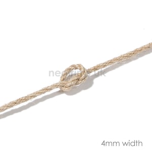 K&ouml;nnte beinhalten: Nahaufnahme von nat&uuml;rlichem Jutegarn mit einem Knoten in der Mitte. Das Garn ist 4 mm breit.