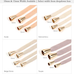 Puede incluir: Cuatro muestras de cord&oacute;n de tela en diferentes colores: nude, crudo natural, beige piedra y topo. Cada color se muestra con dos terminales de cord&oacute;n de metal dorado, uno de 10 mm de ancho y otro de 15 mm de ancho. El texto "10 mm y 15 mm de ancho disponibles | Selecciona el ancho en el men&uacute; desplegable" est&aacute; en la parte superior de la imagen.