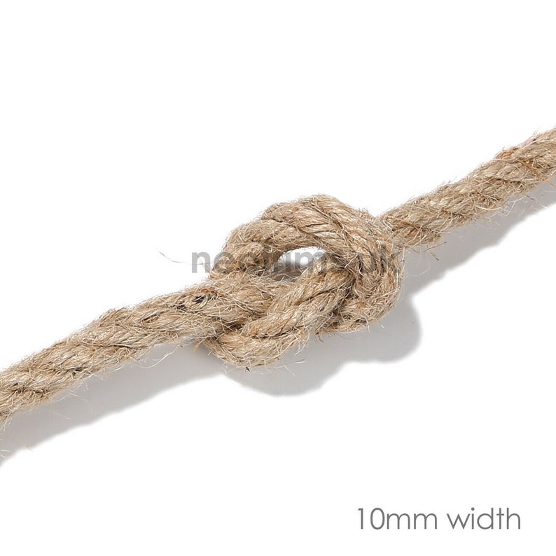 K&ouml;nnte beinhalten: Nahaufnahme eines Knotens aus nat&uuml;rlichem Jute-Seil. Das Seil ist 10 mm breit und hat eine nat&uuml;rliche braune Farbe.