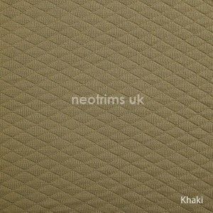 K&ouml;nnte beinhalten: Khakifarbener Stoff mit einem gesteppten Rautenmuster. Der Stoff hat eine strukturierte Oberfl&auml;che und eignet sich f&uuml;r verschiedene N&auml;h- und Bastelprojekte. Der Text "neotrims uk" ist auf dem Stoff sichtbar, ebenso wie das Wort "Khaki".