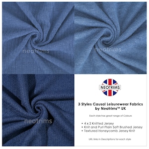 Op de afbeelding: Drie verschillende blauwe stofstalen, elk met een andere textuur. De stoffen zijn ge&euml;tiketteerd met "Neotrims" en worden beschreven als "4 x 2 gebreid jersey", "Gestoffeerd jersey met gladde brei en parels" en "Gestructureerd honingraat jersey brei".