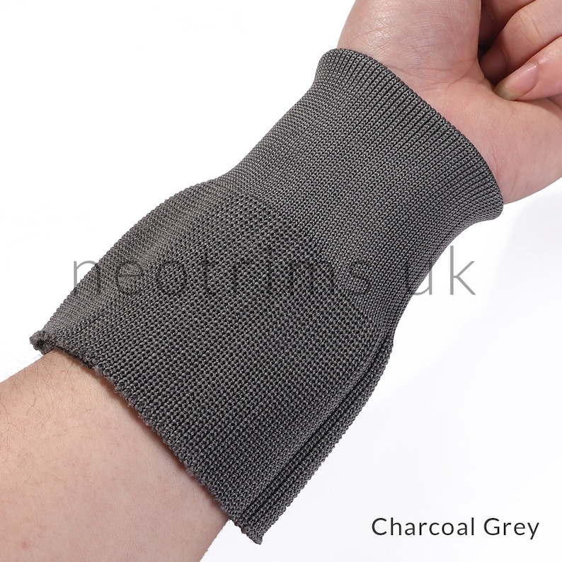 Puede incluir: Un calienta brazos de punto gris carb&oacute;n. El calienta brazos est&aacute; hecho de un tejido suave y el&aacute;stico y est&aacute; dise&ntilde;ado para mantener tus brazos calientes en climas fr&iacute;os.