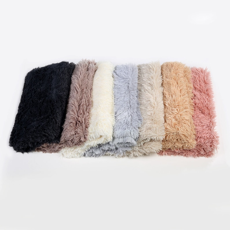 Puede incluir: Un conjunto de ocho muestras de tela de piel sint&eacute;tica en varios colores, incluyendo negro, marr&oacute;n, crema, gris, beige, melocot&oacute;n y rosa. Las muestras est&aacute;n dispuestas en una fila, con la muestra negra a la izquierda y la muestra rosa a la derecha.