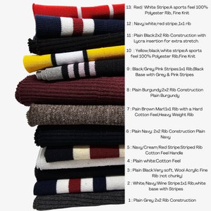 Peut inclure: Un empilement de 13 &eacute;chantillons de tissu en maille diff&eacute;rents, chacun avec une couleur, un motif et une texture diff&eacute;rents. Les &eacute;chantillons sont &eacute;tiquet&eacute;s de 1 &agrave; 13 et des descriptions du type de tissu, de la couleur et de la construction.