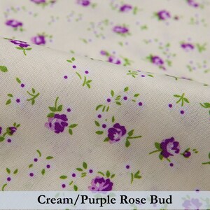 Puede incluir: Tela de color crema con un patr&oacute;n repetido de peque&ntilde;os capullos de rosa p&uacute;rpura.