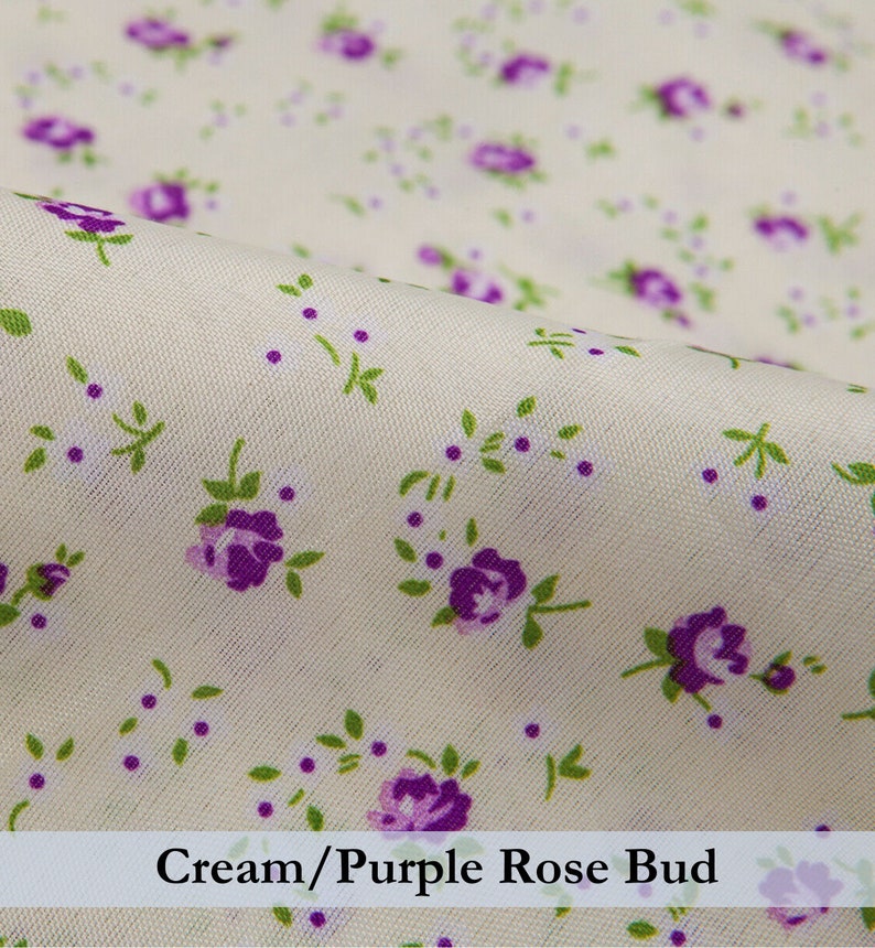 Puede incluir: Tela de color crema con un patr&oacute;n repetido de peque&ntilde;os capullos de rosa p&uacute;rpura.