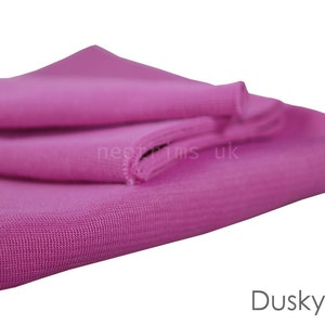 Polyesterjerseystickad ribbstickad stretchväv och matchande ribbstickning, manschetter, midjeband. Klänningsmaterial, kantband för att trimma plagg. Neotrim bild 6