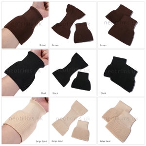 Puede incluir: Tres pares de calentadores de brazo en marr&oacute;n, negro y beige arena. Cada par se muestra en el brazo de un maniqu&iacute; y se coloca plano.