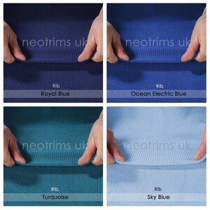 Op de afbeelding: Vier ribbelstofstalen in verschillende kleuren: koninklijkblauw, oceaan-elektrisch blauw, turquoise en hemelsblauw. Elk stofstaal wordt in een hand gehouden, waardoor de textuur en kleur zichtbaar zijn.