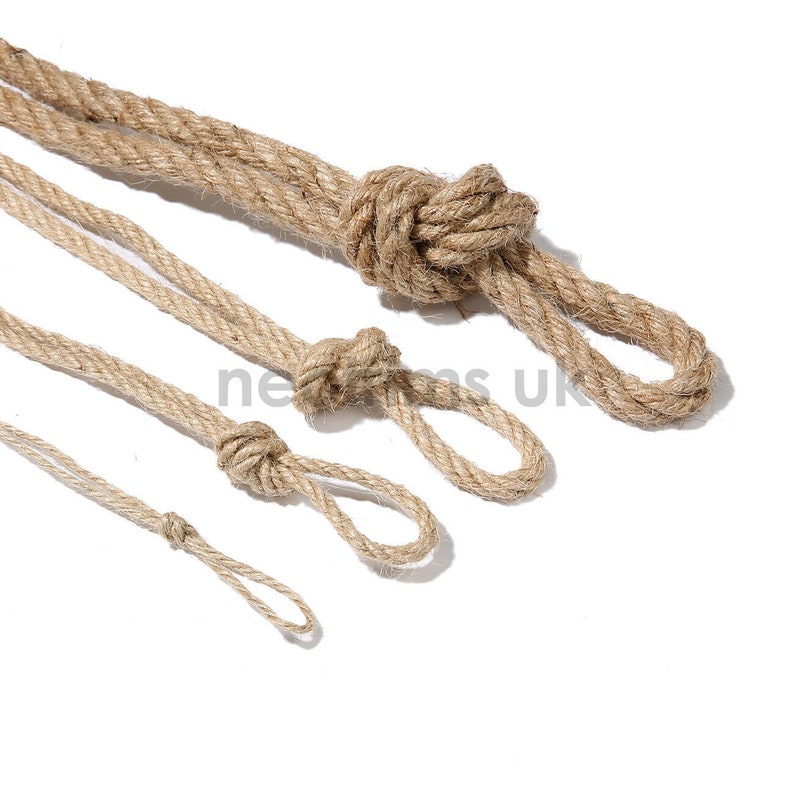K&ouml;nnte beinhalten: Vier verschiedene Gr&ouml;&szlig;en von nat&uuml;rlichem Jute-Seil mit Knoten an den Enden. Das Seil ist hellbraun und hat eine raue Textur.
