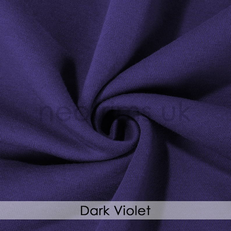 Puede incluir: Primer plano de una tela de color violeta oscuro con una superficie suave y texturizada. La tela est&aacute; doblada y drapeada, mostrando su textura suave.