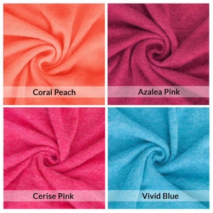 Puede incluir: Primer plano de cuatro muestras de tela en diferentes colores: melocot&oacute;n coral, rosa azalea, rosa cereza y azul vibrante. La tela tiene un aspecto suave y texturizado.