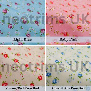 Puede incluir: Cuatro muestras de tela con un patr&oacute;n floral. Las muestras son azul claro, rosa beb&eacute;, crema con capullos de rosa rojos y crema con capullos de rosa azules.