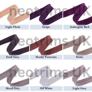 Puede incluir: Nueve muestras de cord&oacute;n el&aacute;stico en varios colores, incluyendo carne clara, uva, rojo berenjena, gris oscuro, terracota oscuro, piedra, gris metalizado, blanco roto y gris claro.