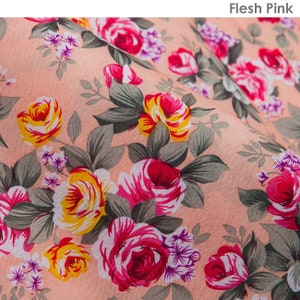 K&ouml;nnte beinhalten: Nahaufnahme eines pfirsichfarbenen Stoffes mit einem Blumenmuster. Der Stoff zeigt ein sich wiederholendes Muster aus rosa, gelben und gr&uuml;nen Rosen.