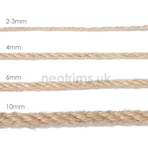 K&ouml;nnte beinhalten: Vier Muster aus nat&uuml;rlicher Jutekordel in verschiedenen St&auml;rken: 2-3 mm, 4 mm, 6 mm und 10 mm. Die Kordel ist hellbraun und hat eine raue Textur.