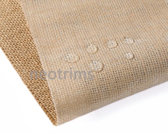 Könnte beinhalten: Nahaufnahme eines beigefarbenen Jutegewebes mit Wassertropfen auf der Oberfläche. Der Stoff ist umgeklappt und zeigt darunter eine hellere beige Farbe.