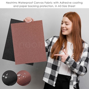 Op de afbeelding: Twee vellen waterdichte canvasstof. Eén vel is zwart en het andere is bruin. Beide vellen hebben een textuur en zijn ontworpen voor een kleeflaag en papierrugbescherming. De vellen zijn A3-formaat.