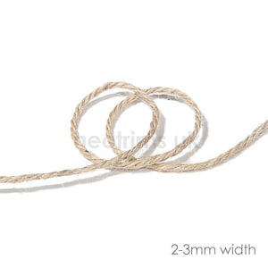 K&ouml;nnte beinhalten: Nat&uuml;rliches Bindfaden-Seil, 2-3 mm breit, in einem lockeren Knoten auf wei&szlig;em Hintergrund.