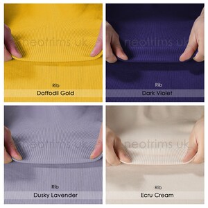 Op de afbeelding: Vier voorbeelden van ribgebreide stof in verschillende kleuren: narcissen goud, donker violet, stoffig lavendel en ecru cr&egrave;me. Elk stofstaal wordt in een hand gehouden om de textuur te laten zien.