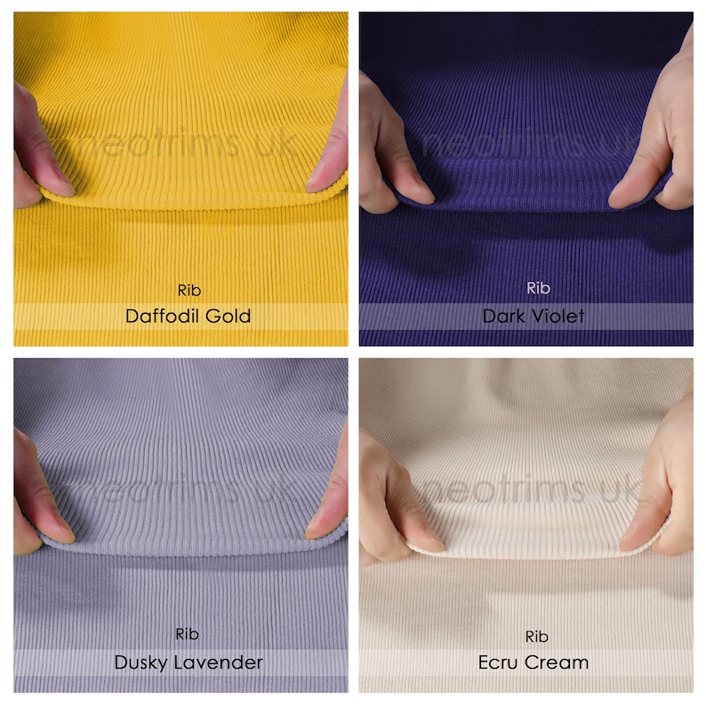 Op de afbeelding: Vier voorbeelden van ribgebreide stof in verschillende kleuren: narcissen goud, donker violet, stoffig lavendel en ecru cr&egrave;me. Elk stofstaal wordt in een hand gehouden om de textuur te laten zien.