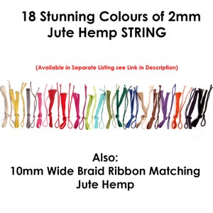 K&ouml;nnte beinhalten: Eine Reihe von 18 verschiedenen 2 mm dicken Jute-Hanf-Schn&uuml;ren in verschiedenen Farben. Au&szlig;erdem ist ein 10 mm breites geflochtenes Band aus Jute und Hanf zu sehen.