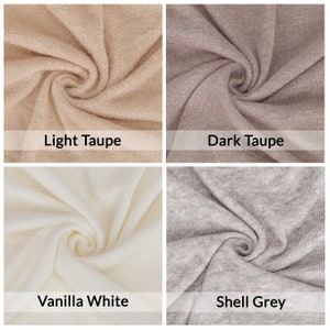 Op de afbeelding: Vier stofstalen in verschillende kleuren: licht taupe, donker taupe, vanille wit en schelp grijs. De stof is zacht en gebreid.