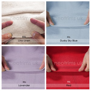 Op de afbeelding: Vier voorbeelden van geribbelde breistof in verschillende kleuren: linnen, donkerblauw, lavendel en rood. Elk stofstaal wordt in een hand gehouden, waardoor de textuur en kleur zichtbaar zijn.