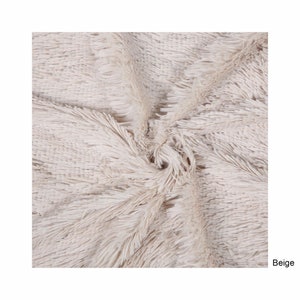 Puede incluir: Primer plano de una alfombra esponjosa beige con una textura suave y peluda. La alfombra est&aacute; hecha de un material de alta calidad y es perfecta para agregar un toque de calidez y comodidad a cualquier habitaci&oacute;n.