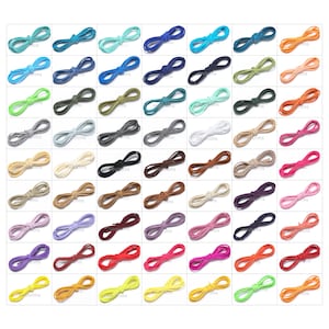 Könnte beinhalten: Eine Sammlung von 36 verschiedenen Farben von 3 mm breitem Wildlederband, jede Farbe wird in einer einzigen Schlaufe gezeigt.