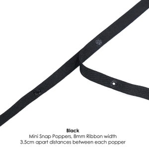 Puede incluir: Cinta negra con mini-broches a presión, 8 mm de ancho, separados 3,5 cm.