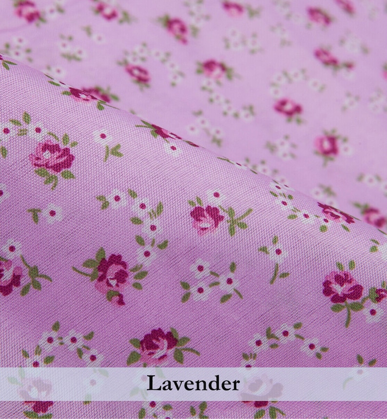 Puede incluir: Un primer plano de una tela de color lavanda con un peque&ntilde;o patr&oacute;n floral blanco y rosa. La tela es lisa y tiene un brillo sutil.