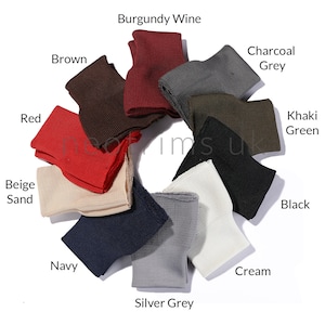 Puede incluir: Una variedad de 12 muestras de tejido de punto en diferentes colores, incluyendo beige, marr&oacute;n, rojo, burdeos, gris antracita, caqui, negro, azul marino, crema y gris plateado.