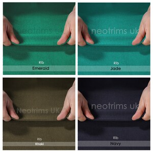 Op de afbeelding: Vier stofstalen van geribbelde stof in verschillende kleuren: smaragdgroen, jadegroen, kaki en marineblauw. Elk staal wordt in een hand gehouden, waardoor de textuur van de stof zichtbaar is.