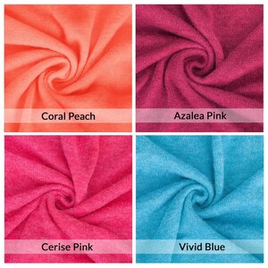 Op de afbeelding: Close-up van vier stofstalen in verschillende kleuren: koraalperzik, azalea roze, kersroze en helderblauw. De stof heeft een zachte, textuur.
