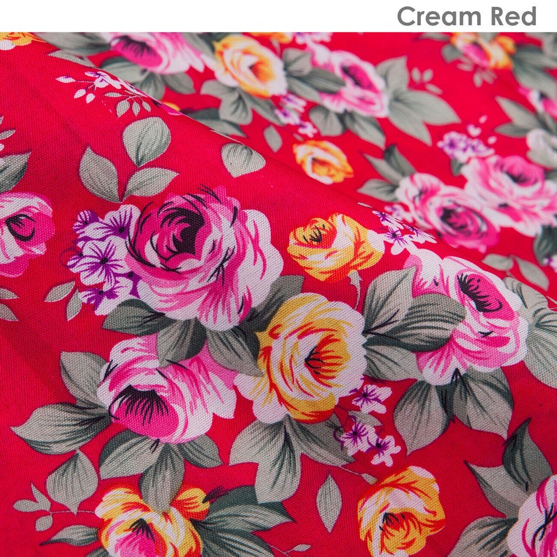 K&ouml;nnte beinhalten: Roter Stoff mit einem floralen Muster mit rosa, gelben und gr&uuml;nen Rosen. Der Stoff hat eine strukturierte Oberfl&auml;che.