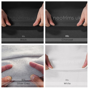 Op de afbeelding: Vier voorbeelden van rib gebreide stof in verschillende kleuren: zwart, antraciet, zilvergrijs en wit. De stof wordt in een hand gehouden om de textuur te laten zien.