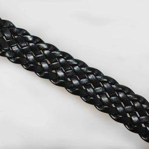 Peut inclure: Ceinture en cuir noir tress&eacute;e avec un motif tiss&eacute;.