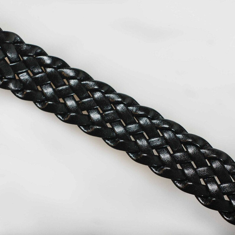 Peut inclure: Ceinture en cuir noir tress&eacute;e avec un motif tiss&eacute;.