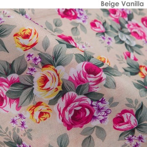 K&ouml;nnte beinhalten: Beigefarbener Stoff mit einem Blumenmuster aus rosa, gelben und gr&uuml;nen Rosen. Der Stoff hat eine dezente Textur und ein leichtes, luftiges Gef&uuml;hl.