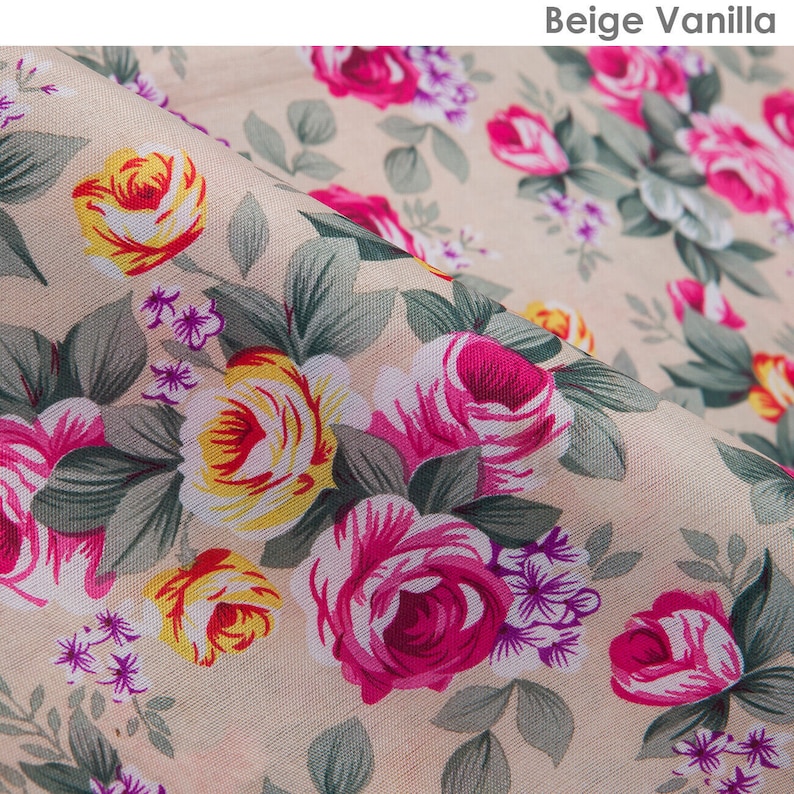 K&ouml;nnte beinhalten: Beigefarbener Stoff mit einem Blumenmuster aus rosa, gelben und gr&uuml;nen Rosen. Der Stoff hat eine dezente Textur und ein leichtes, luftiges Gef&uuml;hl.