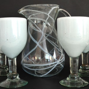 Juego de 1 jarra de 80 oz y 4 copas de vino blancas a mano de 14 oz.
